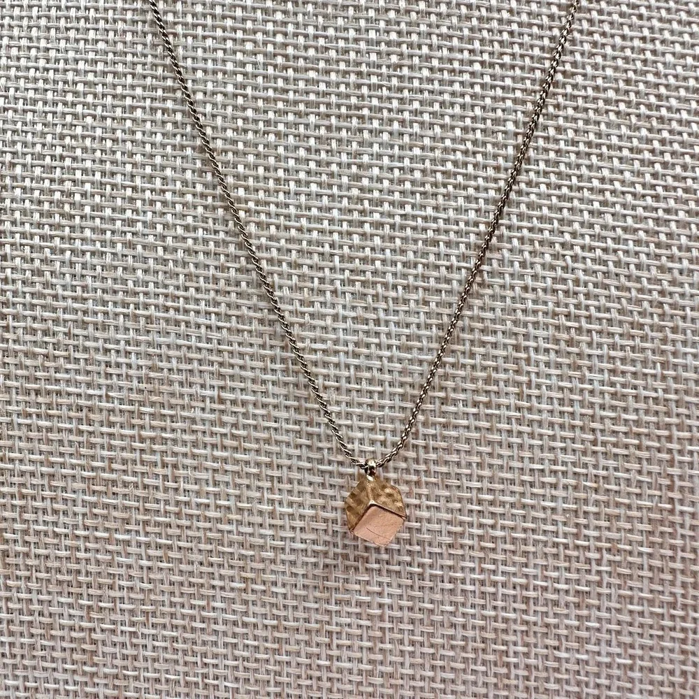 Vintage Y2K Gold Tone Hammered Cube Geometric Pendant Necklace Women's Jewelry‎